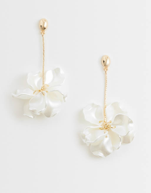 ASOS DESIGN - Pendientes dorados con colgantes de flor color marfil