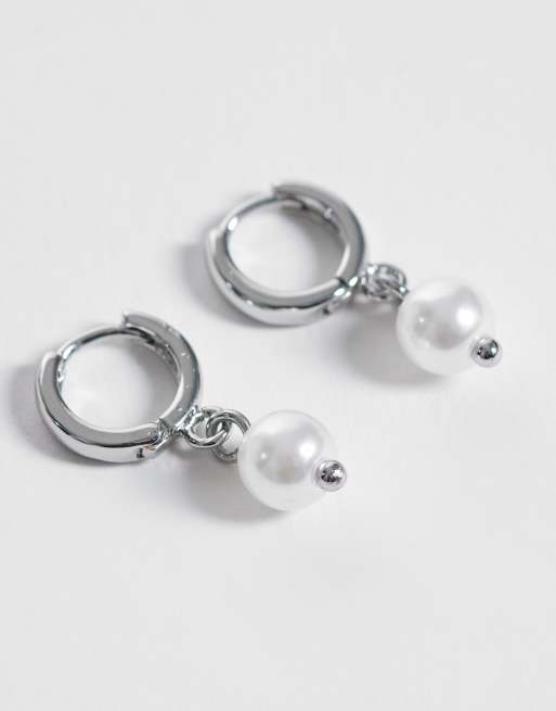 ASOS DESIGN - pendientes huggie de aro con colgante de perla sintética en plata, 3 de 4