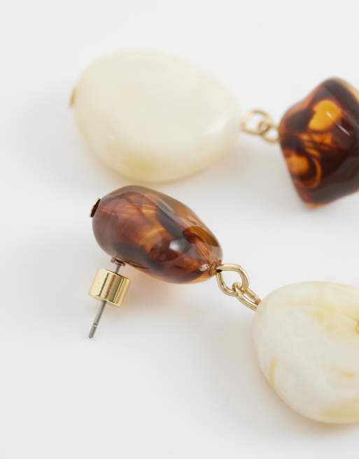 ASOS DESIGN - Pendientes largos beis de resina, 3 de 5