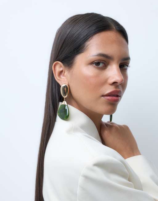 ASOS DESIGN - Pendientes largos dorados con colgante de resina verde, 2 de 4