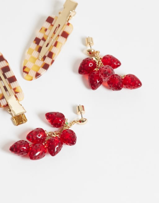 ASOS DESIGN - Pendientes largos rojos con cuentas de fresas de resina, 2 de 4