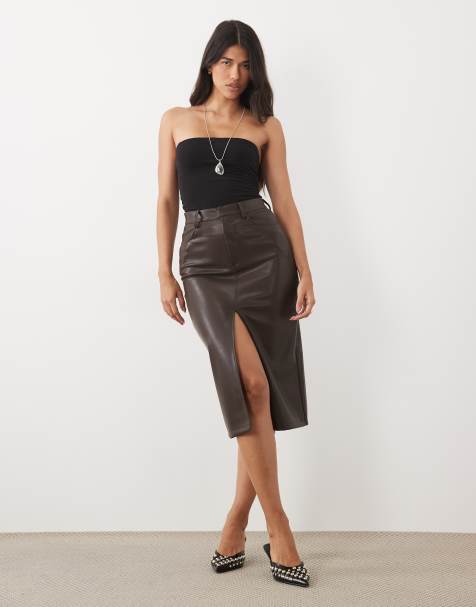 ASOS DESIGN pennkjol i läderlook, knälång, med slits framtill i chokladbrun - view 1