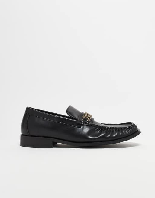 ASOS DESIGN – Penny-Loafer in Schwarz mit goldfarbenem Metalldetail, 3 von 5