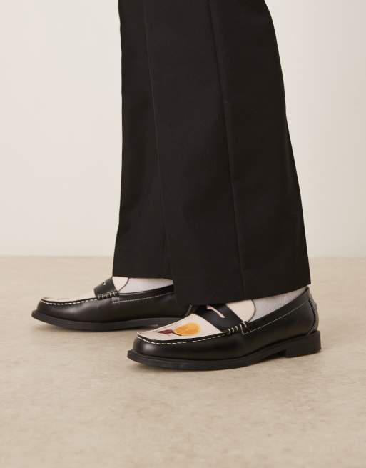 ASOS DESIGN – Svarta och vita pennyloafers med tryck