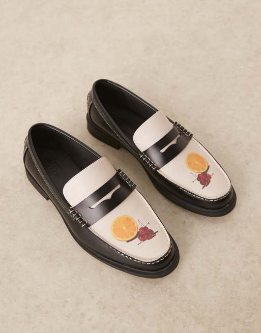 ASOS DESIGN – Svarta och vita pennyloafers med tryck