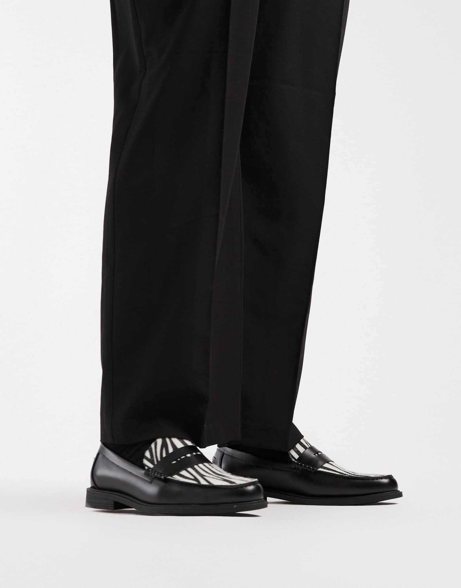 ДИЗАЙНЕРСКИЕ пенни-мокасины ASOS черного цвета с фартуком из искусственной зебры