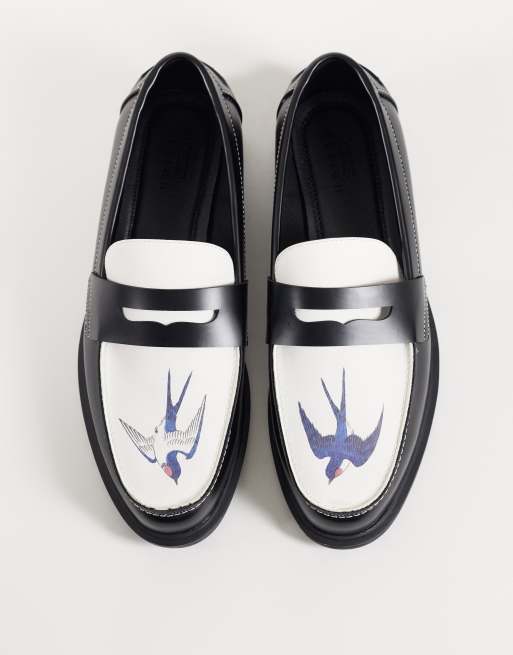 ASOS DESIGN penny loafers med grafik i svartvitt, 2 av 5