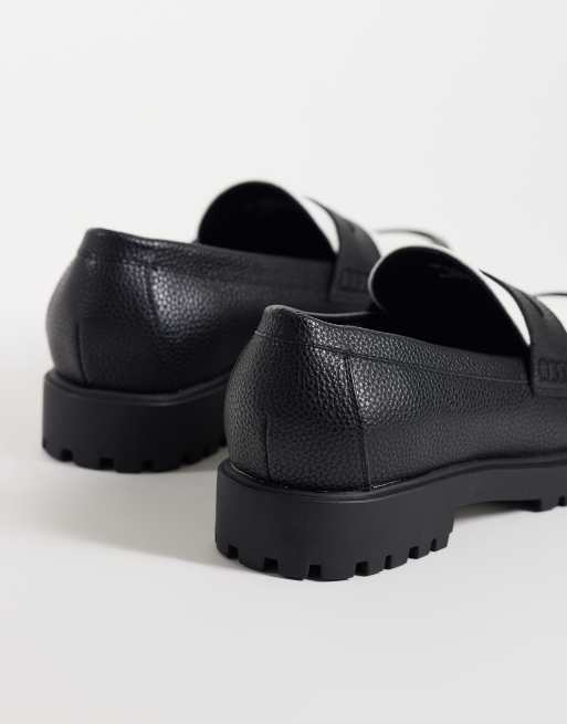 ASOS DESIGN Pennyloafer mit Profilsohle in Schwarz und Weiß, 4 von 5