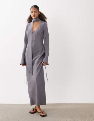 Платье мидакси с круглым вырезом и длинным рукавом из ткани ASOS DESIGN performance из ткани мидакси с шарфом цвета древесного угля