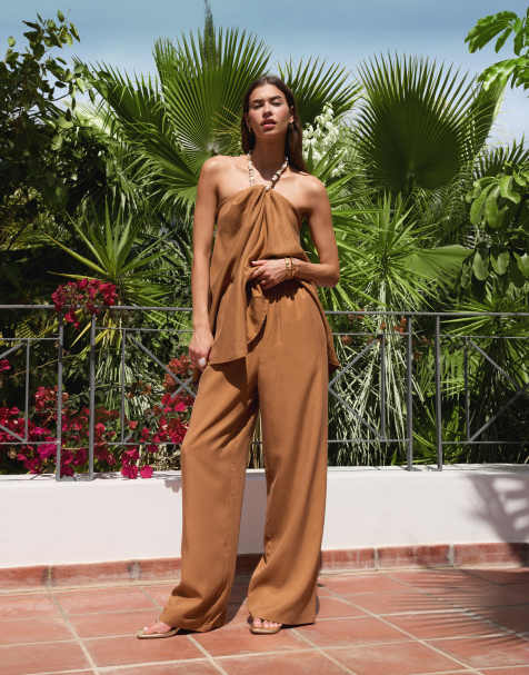 ASOS DESIGN – Perlenbesetztes Set in Camel, aus Neckholder-Oberteil und weit geschnittener Hose - view 1