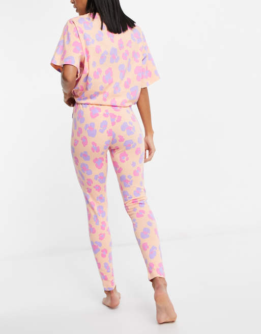 ASOS DESIGN – Persikorosa leopardmönstrad pyjamas med t-shirt i oversize och leggings, 2 av 4