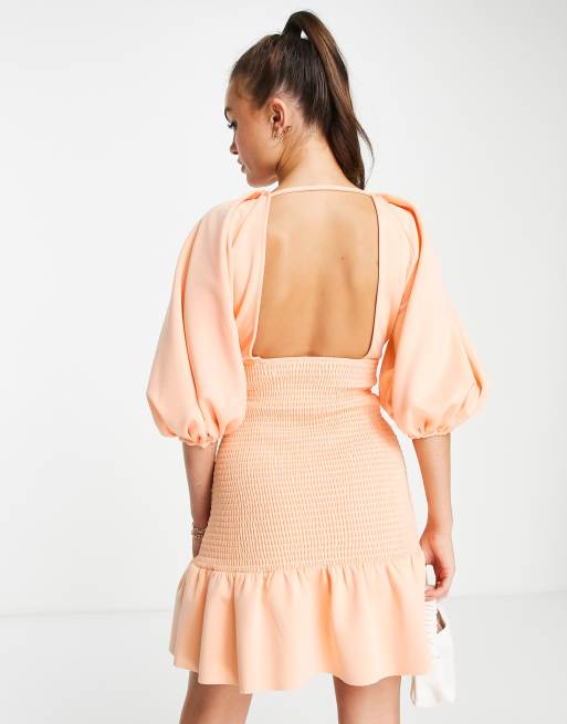 ASOS DESIGN – Persikorosa, smockad miniklänning med nyckelhålsöppning och puffärmar, 2 av 4