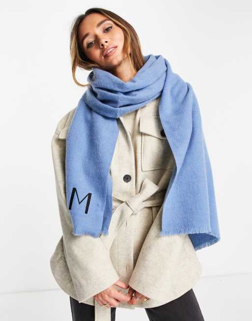 ASOS DESIGN – Personalisierter Schal in Blau mit M-Initiale – BLACK