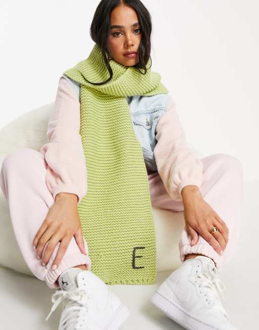 ASOS DESIGN – Personalisierter Strickschal in Grün mit „E“-Initiale