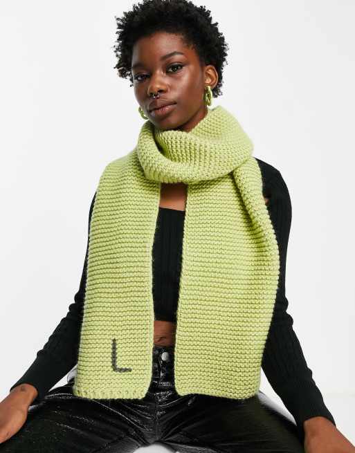 ASOS DESIGN – Personalisierter Strickschal in Grün mit „L“-Initiale