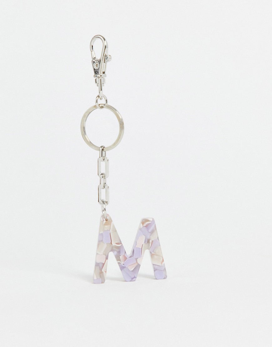 ASOS DESIGN - Personligt 'M'-taskevedhæng i lyslilla marmorlook