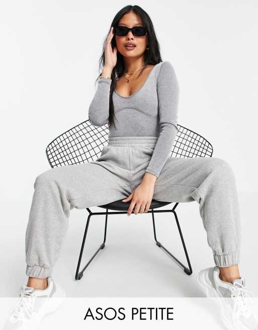 ASOS DESIGN Petite - 2 in 1 geribbelde jumpsuit met joggingbroek in grijs
