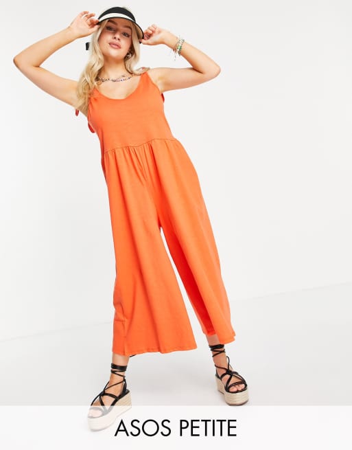 ASOS DESIGN Petite - Aangerimpelde jumpsuit met gestrikte schouderbandjes in feloranje