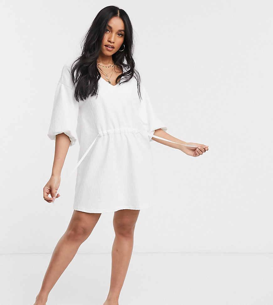 ASOS DESIGN Petite - Aangerimpelde jurk met strikdetail in wit