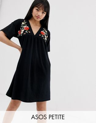 ASOS DESIGN - Petite - Aangerimpelde katoenen jurk met borduursel-Zwart