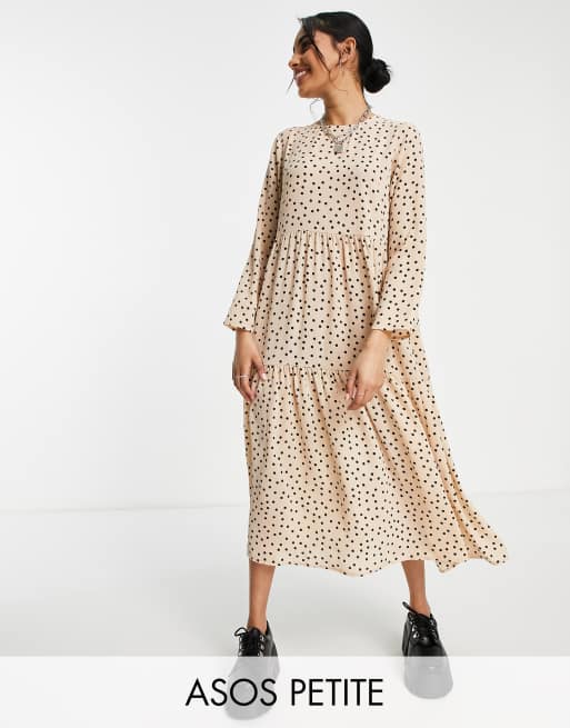 ASOS DESIGN Petite - Aangerimpelde midi jurk met stroken en lange mouwen in beige met stippenprint