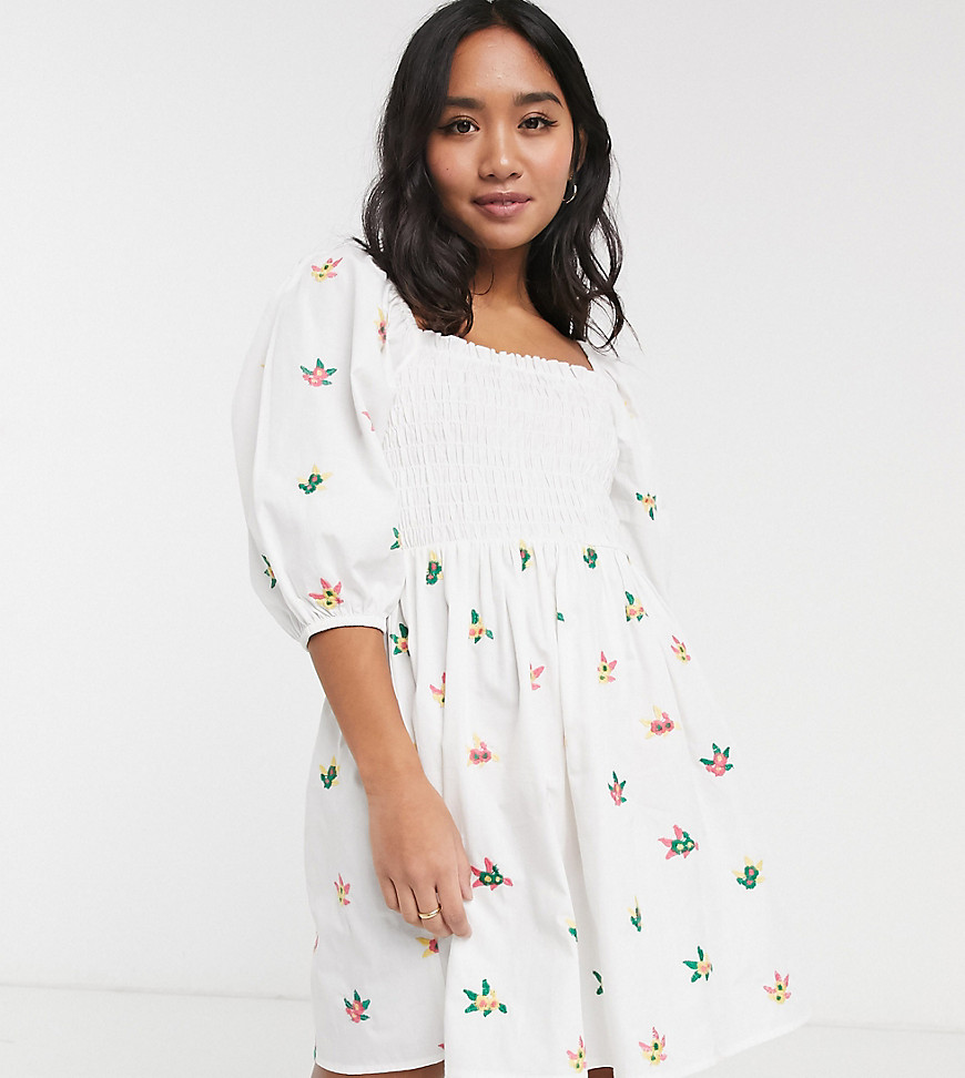 ASOS DESIGN Petite - Aangerimpelde mini-jurk met borduursel in wit