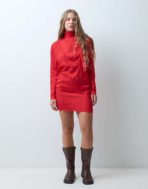ASOS DESIGN Petite abito mini in jacquard satinato rosso con collo alto e maniche a pipistrello, 2 di 5