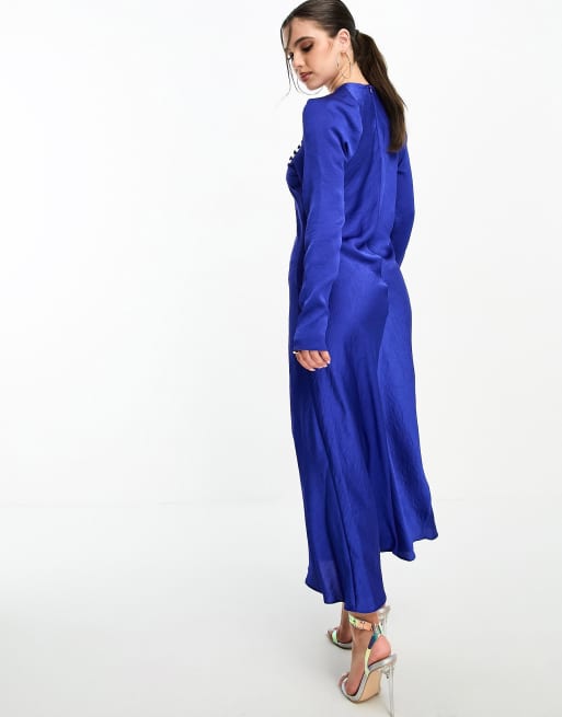 ASOS DESIGN Petite – Asymmetrisches Satin-Maxikleid in Kobaltblau mit Knopfdetail, 4 von 4