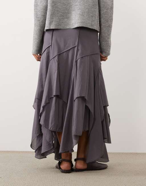 ASOS DESIGN Petite asymmetrisk midi-nederdel med sømdetaljer i kulgrå, 4 af 5