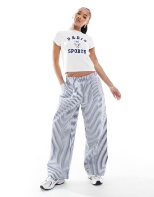 ASOS DESIGN Petite - Auffällige Pull-on-Hose in Ecru mit weitem Bein und Streifen-Bunt