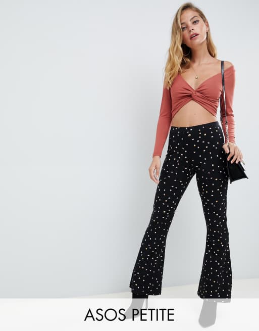 ASOS DESIGN – Petite – Ausgestellte Leggings mit Punkteprint in Schwarz-Weiß
