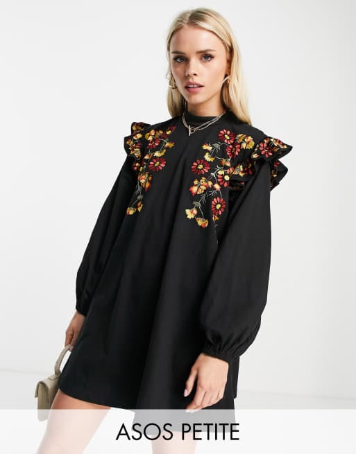 ASOS DESIGN Petite – Ausgestelltes Minikleid in Schwarz mit Gänseblümchenstickerei und Rüschen an den Schultern