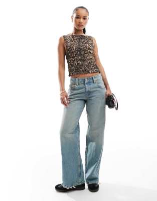 ASOS DESIGN Petite - Baggy-Jeans in blassem Vintage-Blau mit weitem Bein