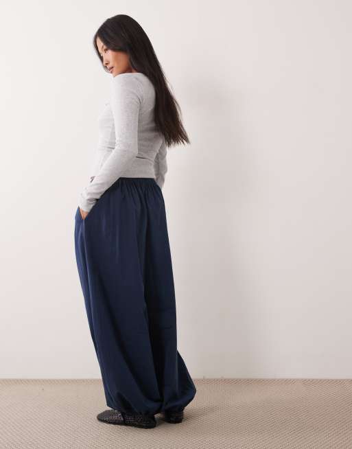 ASOS DESIGN Petite ballonbukser i bomulds- og nylonblanding med elastik i taljen i navy, 4 af 5