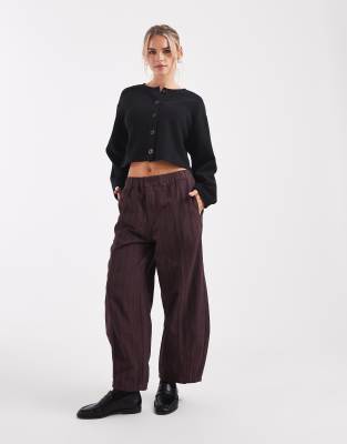 ASOS DESIGN Petite - Barrel-Hose in Burgunderrot und Marineblau gestreift