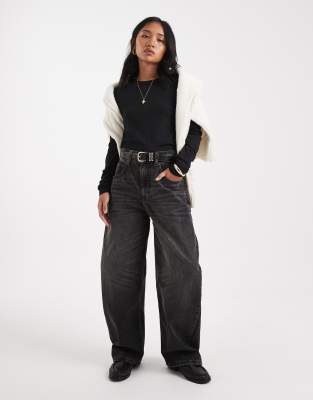 ASOS DESIGN Petite - Barrel-Jeans in Schwarz mit hohem Bund