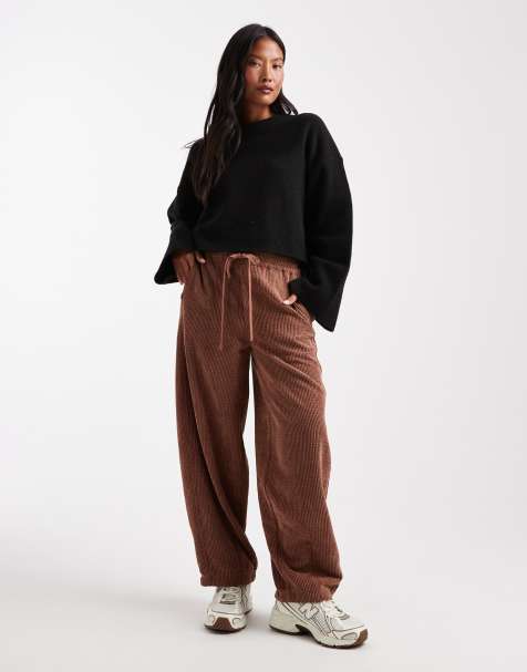 ASOS DESIGN Petite – Barrel-Leg-Cordhose zum Reinschlüpfen in Schokobraun - view 1