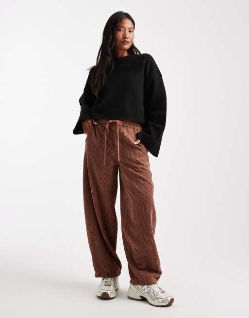 ASOS DESIGN Petite – Barrel-Leg-Cordhose zum Reinschlüpfen in Schokobraun