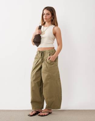 ASOS DESIGN Petite - Barrel-Schlupfhose in Khaki-Grün