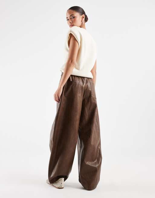 ASOS DESIGN Petite barrelbroek van imitatieleer in lichtbruin, 3 van 5