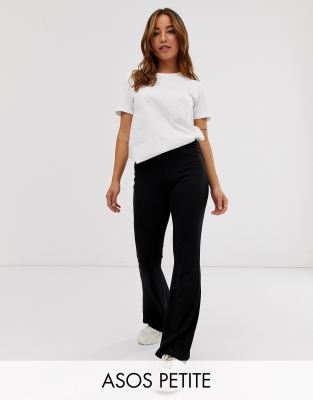 ASOS DESIGN Petite - Basic kick flare broek in zwart | ASOS
