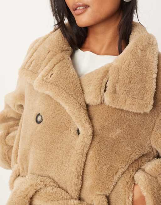ASOS DESIGN Petite - Beige cropped trenchcoat i imiteret lammeskind, 3 af 4