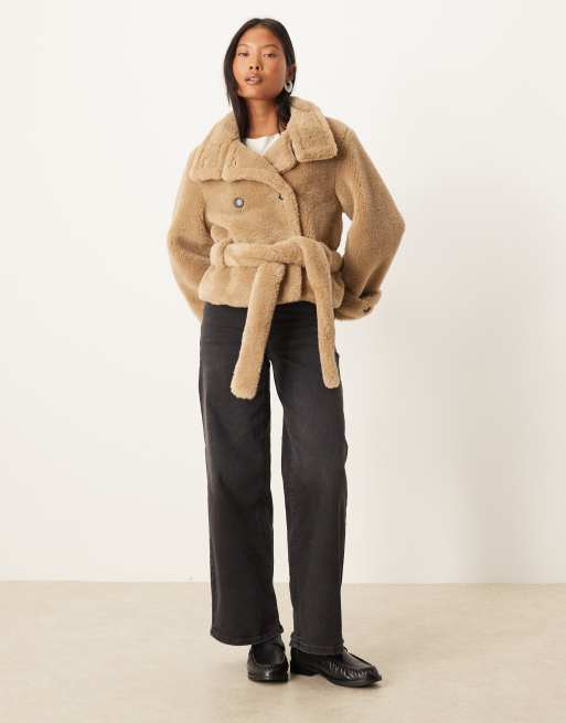 ASOS DESIGN Petite - Beige cropped trenchcoat i imiteret lammeskind, 4 af 4