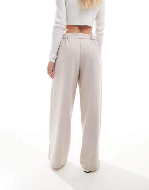 ASOS DESIGN Petite – Beige, figursydda byxor med raka ben och avslappnad passform , 3 av 5