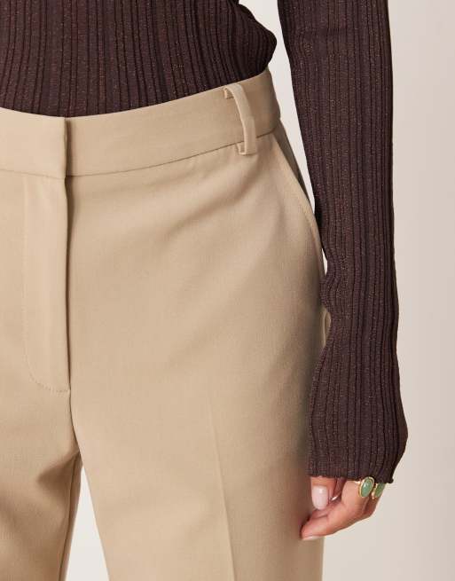 ASOS DESIGN Petite – Beige, figursydda byxor med smala, raka ben och skärp, 2 av 5