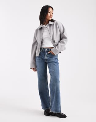 ASOS DESIGN Petite - Bequeme Jeans mit geradem Schnitt, Stretchanteil und Vintage-Waschung-Blau