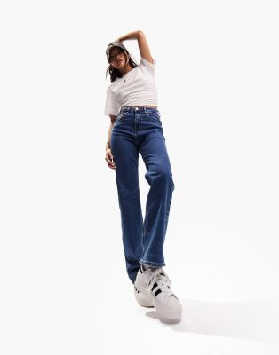 ASOS DESIGN Petite - Bequeme Jeans mit geradem Schnitt und Stretchanteil in Mittelblau