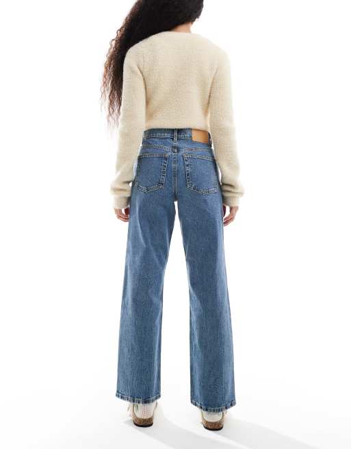ASOS DESIGN Petite – Bequeme Jeans mit geradem Schnitt und Stretchanteil in Mittelblau, 2 von 5