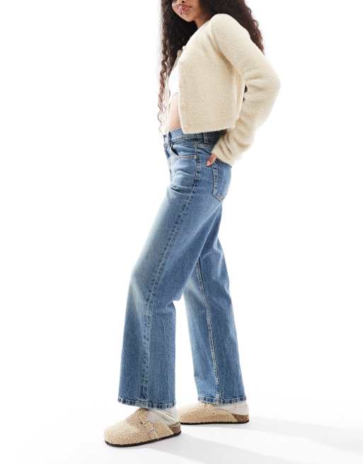 ASOS DESIGN Petite – Bequeme Jeans mit geradem Schnitt und Stretchanteil in Mittelblau, 3 von 5