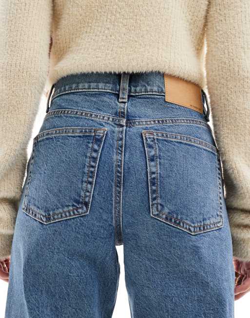 ASOS DESIGN Petite – Bequeme Jeans mit geradem Schnitt und Stretchanteil in Mittelblau, 4 von 5